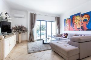 Sachas sweet home, lovely 2 bedroom apartment, walking distance to town, beach and marina