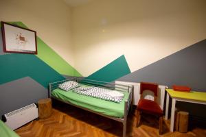 Twin Room with Private Bathroom and Fan room in Hostel Cornel