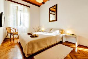 Apartment Gradac with garden next to beach and Old Town 
