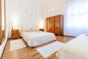Apartment Gradac with garden next to beach and Old Town 