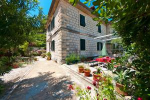 Apartment Gradac with garden next to beach and Old Town