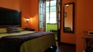 Queen Room with Garden View room in Hotel Casa Vieja del Sastre