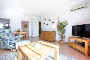 Lovely 2 bedroom apartment including pool, stunning ocean views & beach closeby