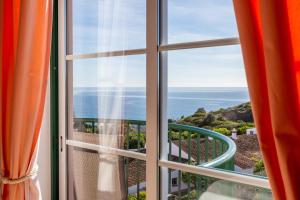 Lovely 2 bedroom apartment including pool, stunning ocean views & beach closeby