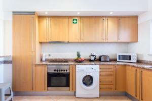 Lovely 2 bedroom apartment including pool, stunning ocean views & beach closeby