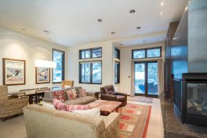 Three-Bedroom Apartment room in Colorado Ave East 327 - Bear Creek West