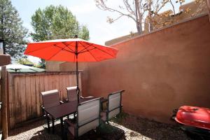 Galisteo Getaway - Courtyard - Near Railyard