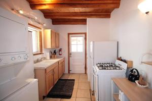 Galisteo Getaway - Courtyard - Near Railyard