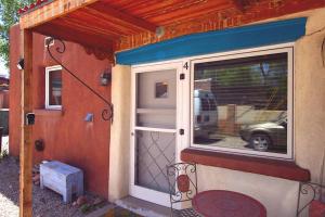 Galisteo Getaway - Courtyard - Near Railyard