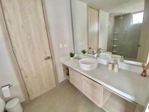 Serena del Mar, Morros IO