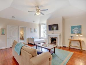 One-Bedroom Apartment room in Heated Pool Access Flex Cancelation Spacious Apartment in Downtown Savannah