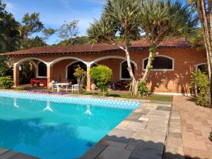 Casa com piscina em condomínio fechado no Guarujá