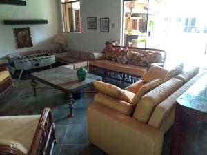 Casa com piscina em condomínio fechado no Guarujá