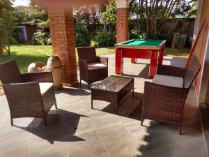 Casa com piscina em condomínio fechado no Guarujá