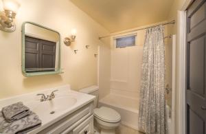 Oak Street South 126 - Dahl Haus Cottage