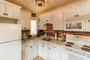 Oak Street South 126 - Dahl Haus Cottage