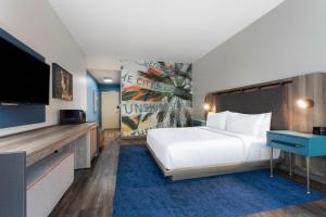 King Room - Hearing Impaired Access/Non-Smoking room in TRYP by Wyndham Orlando