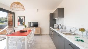 "Le Soleil Levant" avec balcon et parking privé, 2 adultes et 1 enfant