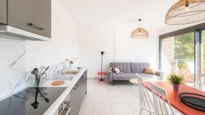 "Le Soleil Levant" avec balcon et parking privé, 2 adultes et 1 enfant