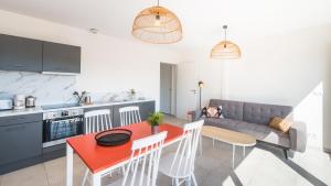 "Le Soleil Levant" avec balcon et parking privé, 2 adultes et 1 enfant