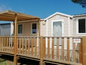 Maisons de vacances Mobil Home climatise Camping Novella : photos des chambres