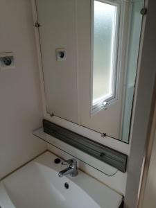 Maisons de vacances Mobil Home climatise Camping Novella : photos des chambres