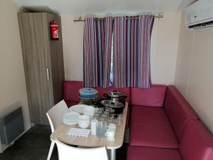 Maisons de vacances Mobil Home climatise Camping Novella : photos des chambres