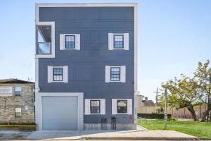 Fully-furnished 4BR Condo Near FQ