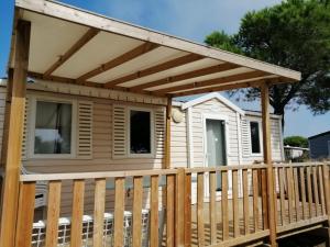 Maisons de vacances Mobil Home climatise Camping Novella : photos des chambres