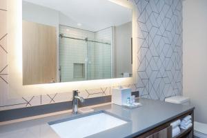 Deluxe King Room - Mobility Access/Non-Smoking room in TRYP by Wyndham Orlando
