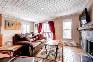 Panorama Alpine Condo: Hip Downtown Location