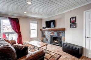 Panorama Alpine Condo: Hip Downtown Location