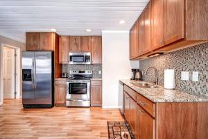 Panorama Alpine Condo: Hip Downtown Location