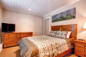 Panorama Alpine Condo: Hip Downtown Location