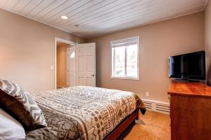 Panorama Alpine Condo: Hip Downtown Location