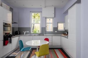 Bright Family-style Apartment in London By GuestReady - image 2