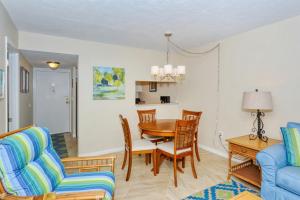 LaPlaya 101E-Relax on your private lanai under the palms!