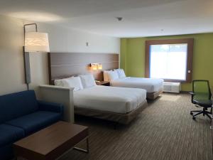 Queen Suite room in Holiday Inn Express Arlington Interstate 20 Parks Mall an IHG Hotel