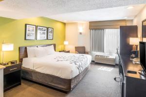 King Suite room in Sleep Inn & Suites Niantic