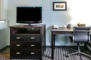 Queen Suite with Two Queen Beds - Non-Smoking room in Comfort Suites Tampa/Brandon