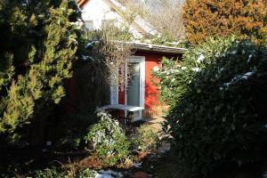 HAUS MIT KUNST ZWISCHEN WALD UND SEE