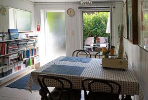 HAUS MIT KUNST ZWISCHEN WALD UND SEE