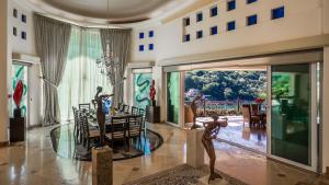 Fully Staffed, Beach frontage Luxury Villa