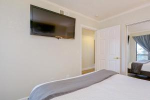 441-Waterfront, Amazing Views, WIFI, Pool and close to BUCS Stadium