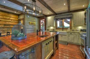 Firefly Farmhouse - Riverfront Modern 2 Bedroom w loft
