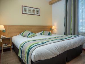 Hotels Logis Hotel Restaurant Uzes Pont du Gard : Chambre Lit King-Size Standard