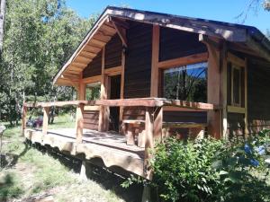 Wonderful rustic cabin 2, with native logs, on the banks of the Trancura River