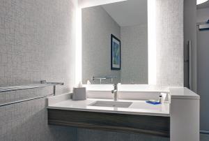 Holiday Inn Express - Milwaukee Downtown by IHG