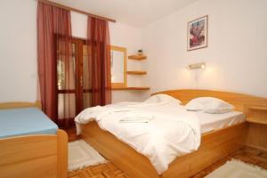 One-Bedroom Apartment with Terrace room in Apartments by the sea Ivan Dolac Hvar - 8700