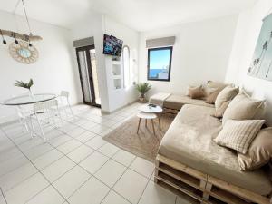 Beachfront Oura - 100m Beach, Seaview, Garage, 300m Strip